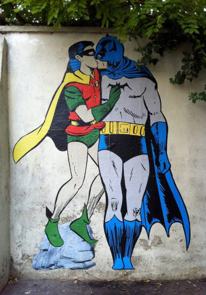 batman-robin-kissing-street-art-419x600